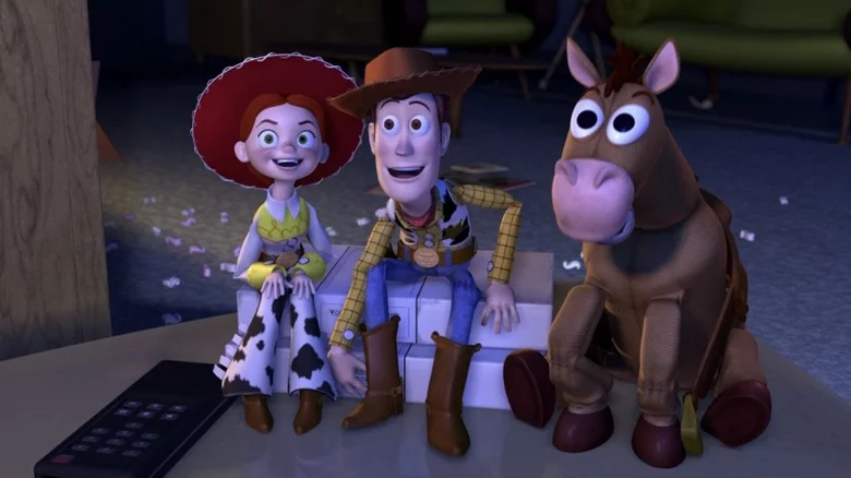 Imagen de Woody, Jessie y Tiro al Blanco mirando la televisión